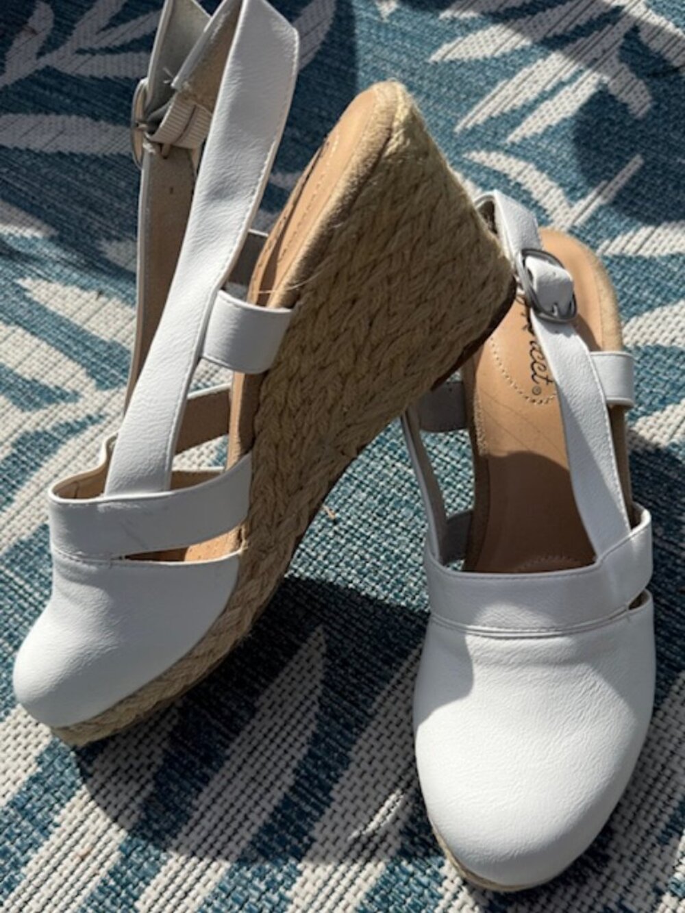 Easy Street "Stargaze" Slingback Sandals (9.5 Narrow) in White